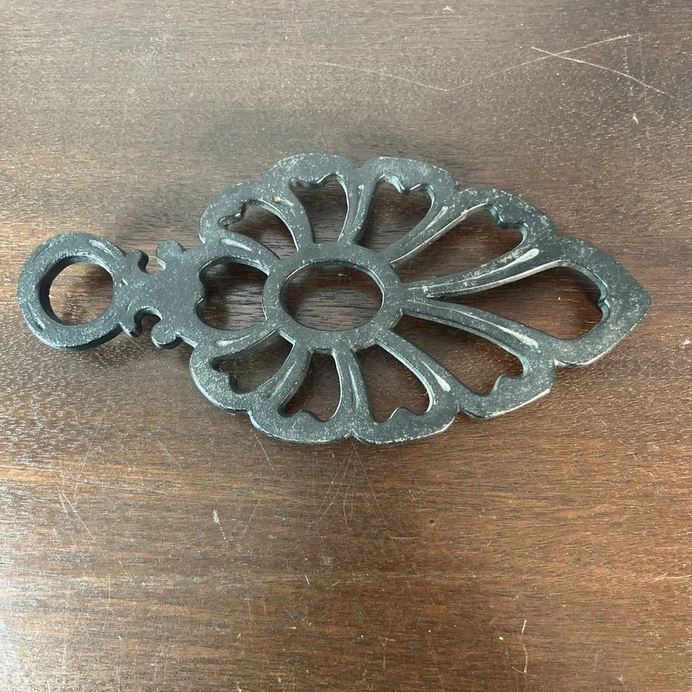 Vintage Cast Iron Trivet Unbranded Spade Shaped Iron Rest Rustic‎ Wall Decor